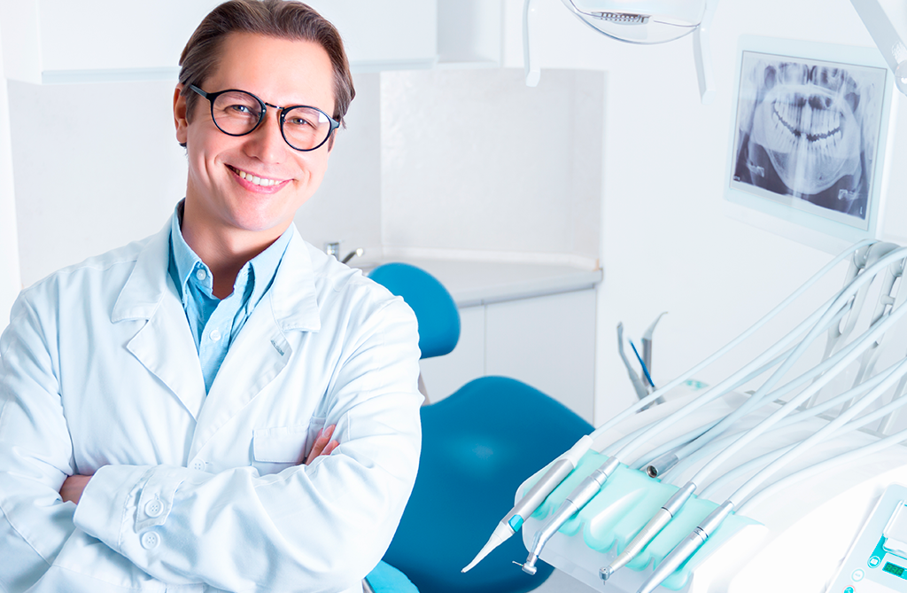 dentista sorrindo com o resultado do marketing digital