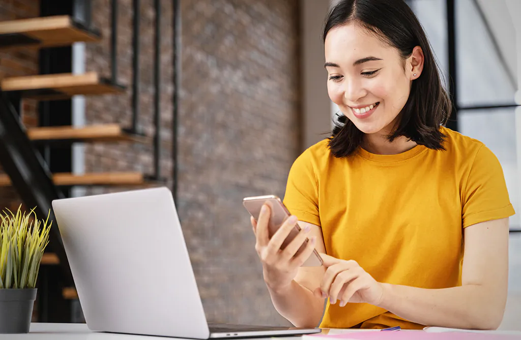 Mulher sorrindo com a sua primeira venda de ebook no Instagram